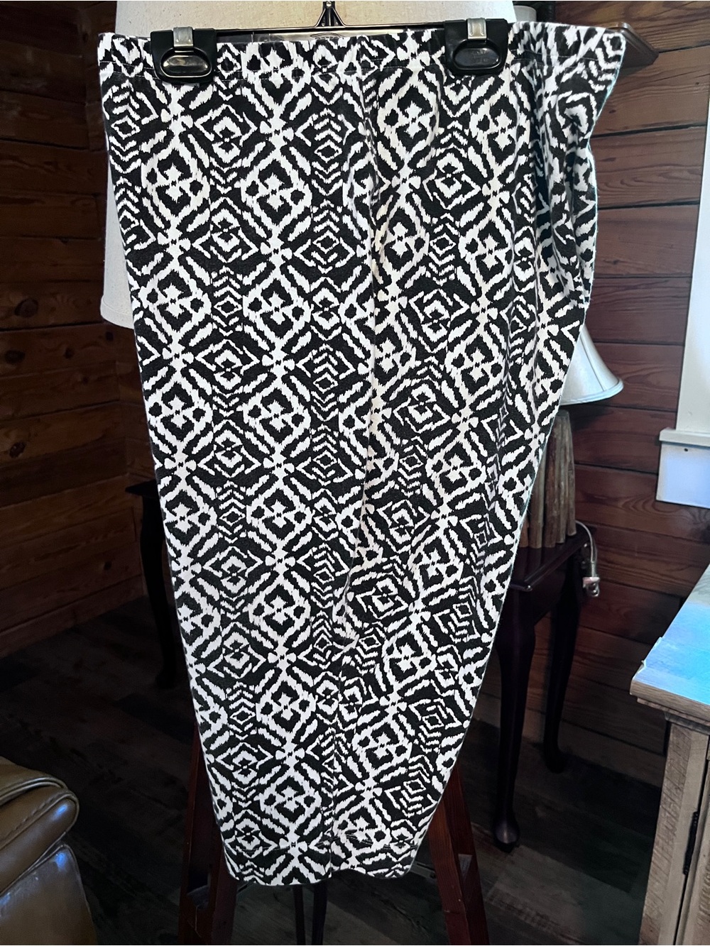 2x (34”W x 48”H x 16”L)Women with Control Black and White Patterned Capri pant